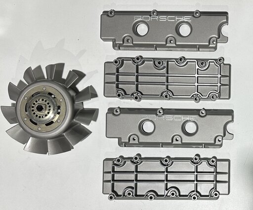 Motorabdeckungen und Lüfter Porsche 911 keramikbeschichtet in Gunn Metal Gray mit die Beschriftung poliert